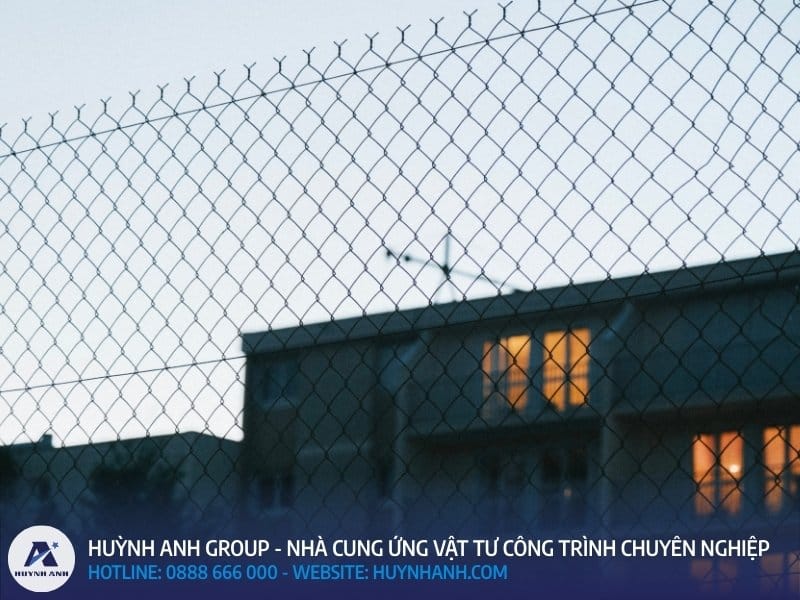 Lưới mắt cáo làm hàng rào bảo vệ Lưới mắt cáo làm hàng rào bảo vệ