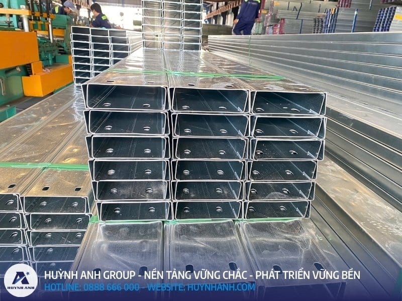 Xà gồ C là vật liệu xây dựng phổ biến, được làm từ thép, cấu tạo hình chữ C Xà gồ C là vật liệu xây dựng phổ biến, được làm từ thép, cấu tạo hình chữ C